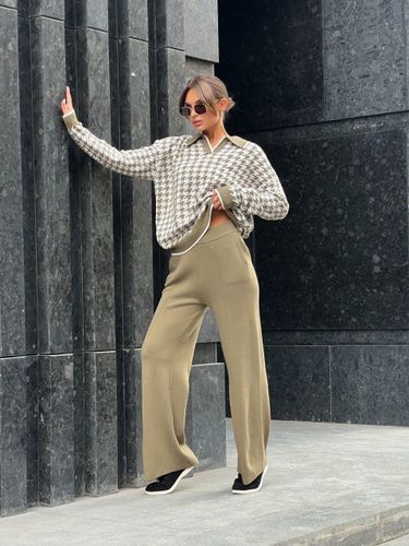 Костюм женский трикотажный в цвете хаки