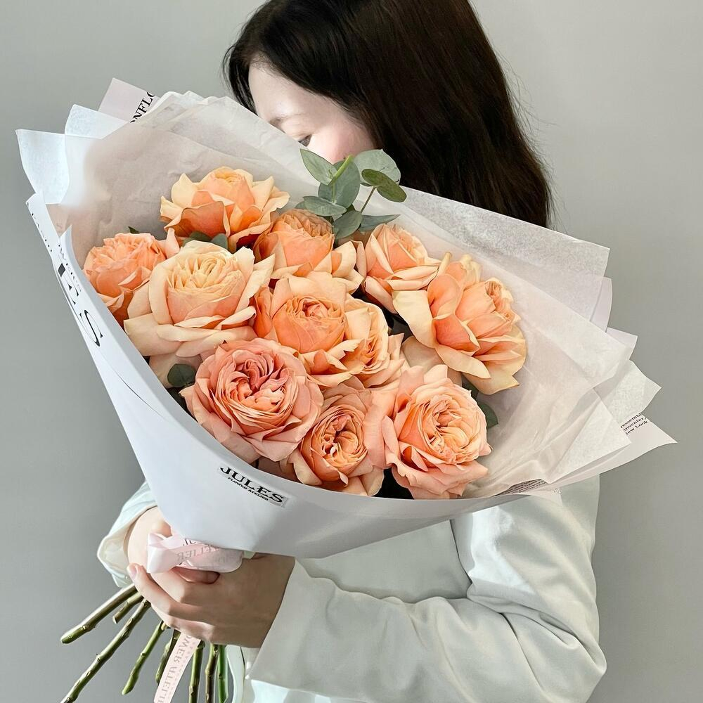 «Крем-брюле» букет из пионовидных роз Кахала с эвкалиптом