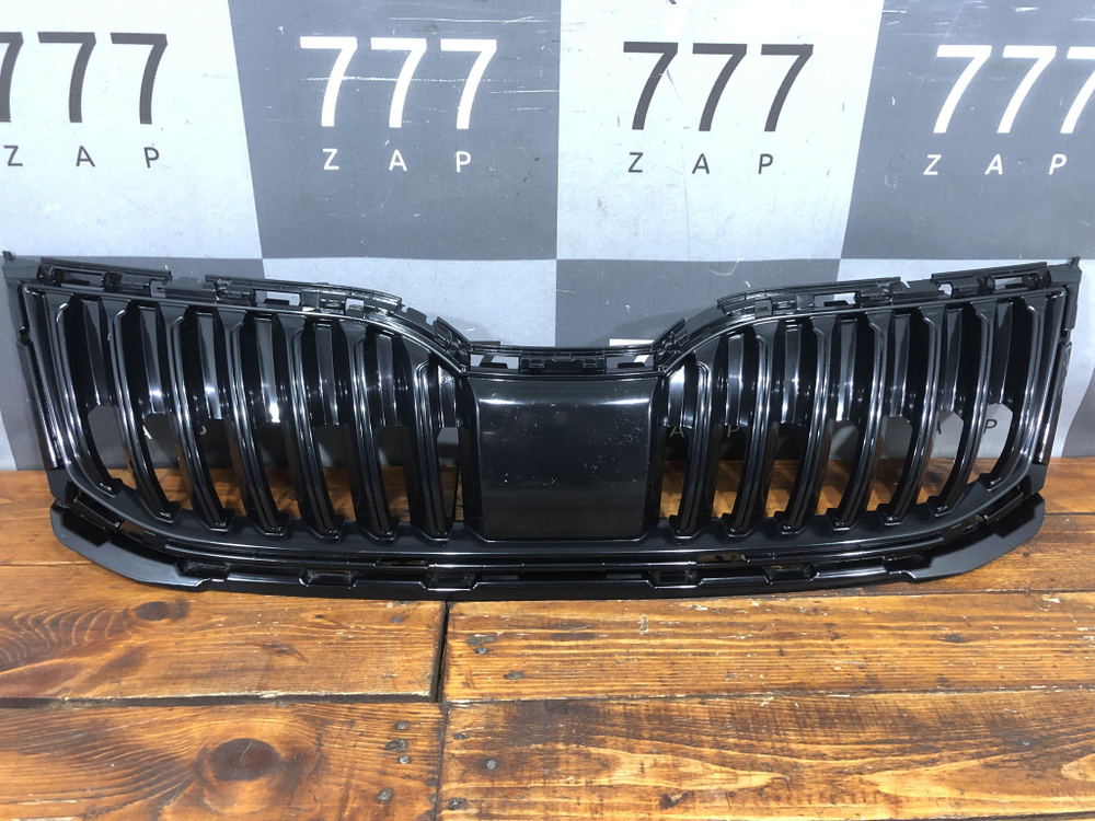 Решетка радиатора Skoda Octavia 3 (A7) 17-20 Б/У Оригинал 5E0853653C