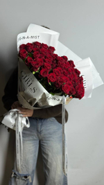 Букет из алых роз