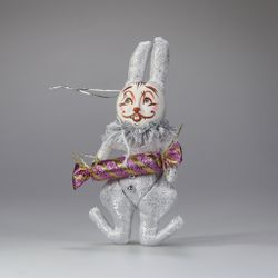 Ёлочная игрушка Кролик с конфетой