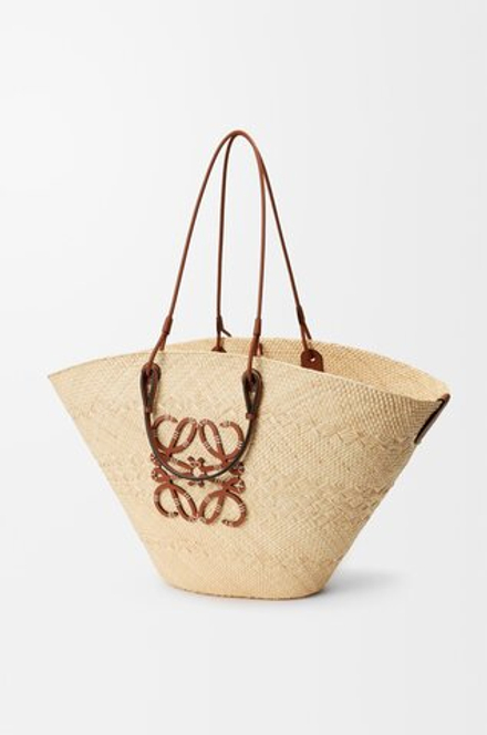 Loewe Большая плетеная сумка Anagram из пальмового волокна и телячьей кожи, натуральный/коричневый