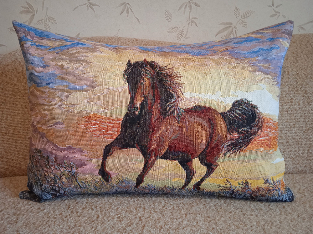 Декоративная гобеленовая наволочка для интерьерной подушки Конь-огонь 68х47