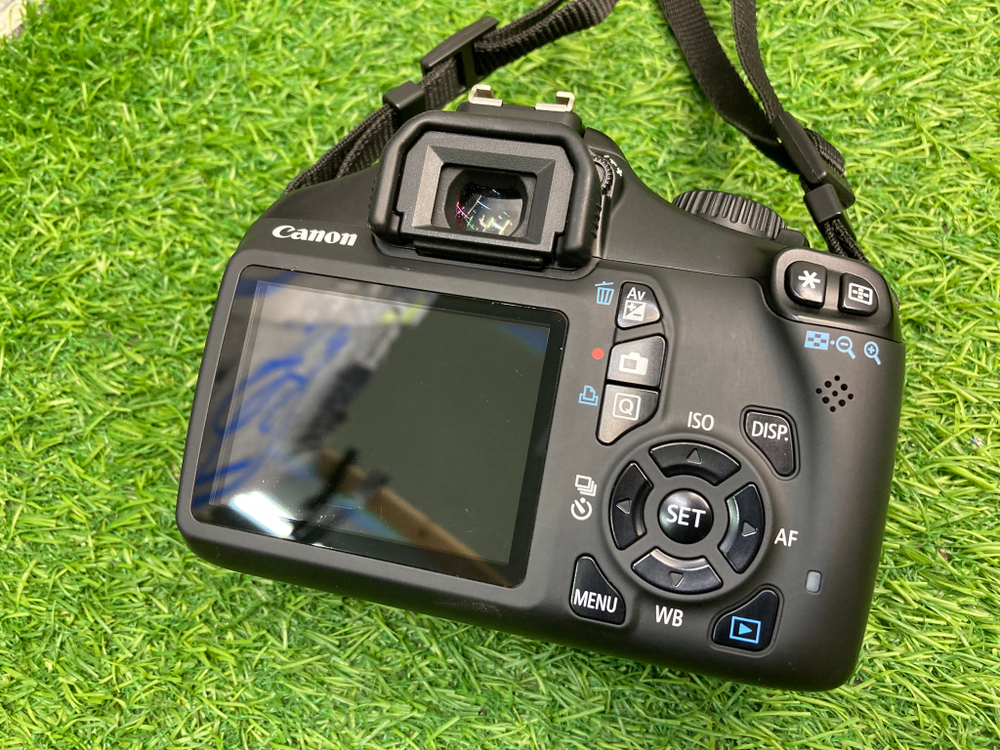 Canon 1100D kit 18-55mm 3.5-5.6 lll 6.600 кадров