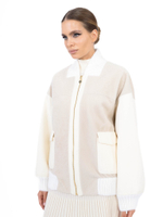 Женская белая куртка-бомбер из овчины с накладными карманами