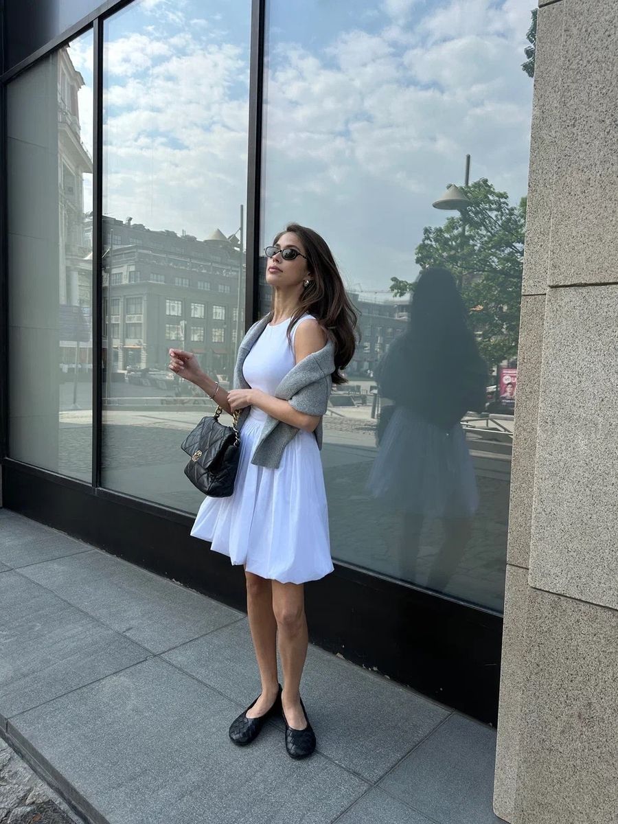 Платье с пышной юбкой мини молочное