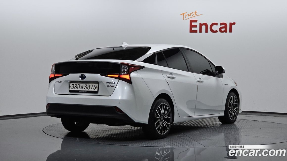 Toyota Prius 4 Generation 1.8 AWD (12.2021)