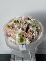 Букет из хризантемы, диантусов, ранункулюсов, хелеборуса и кустовых пионовидных роз