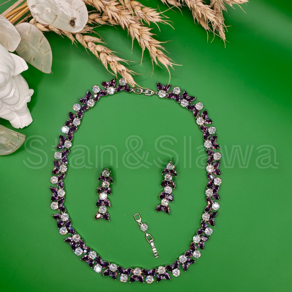 Набор украшений из кубического циркония.