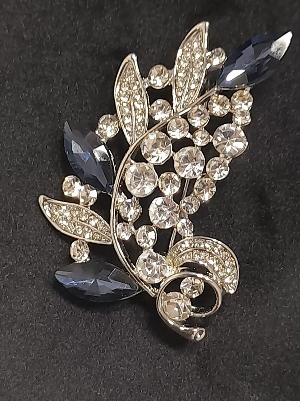 Брошь "Веточка с синими стразами"