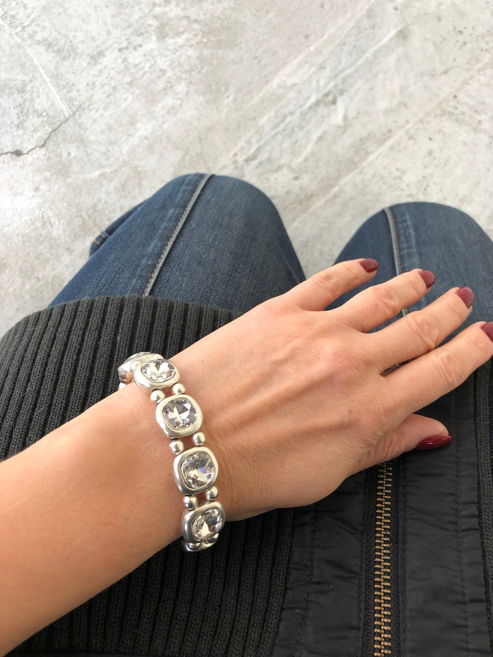 Браслет с белыми кристаллами