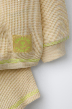 ZARA ТОЛСТОВКА С ВАФЕЛЬНЫМ УЗОРОМ И ШОРТАМИ С ДЕКОРАТИВНОЙ СТРОЧКОЙ, ВАНИЛЬНЫЙ