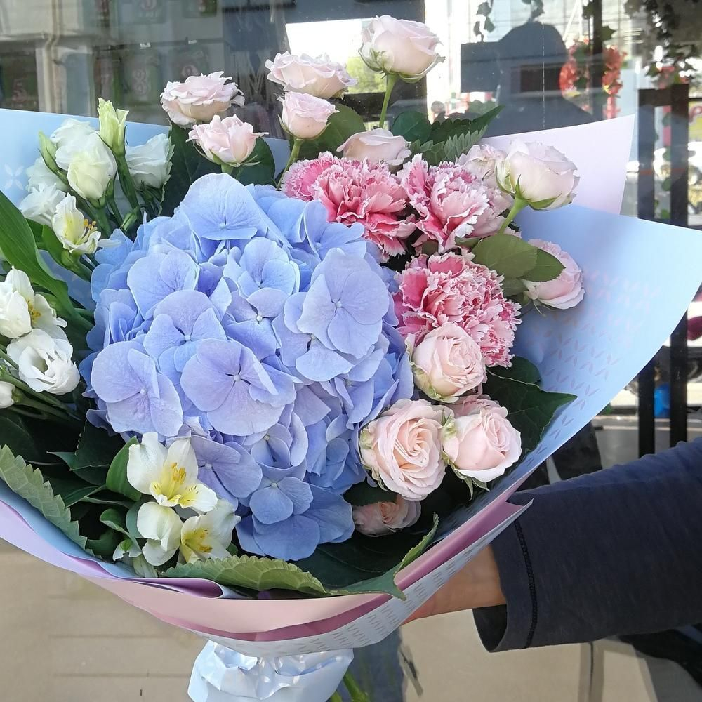 Букет Нежный с голубой гортензией