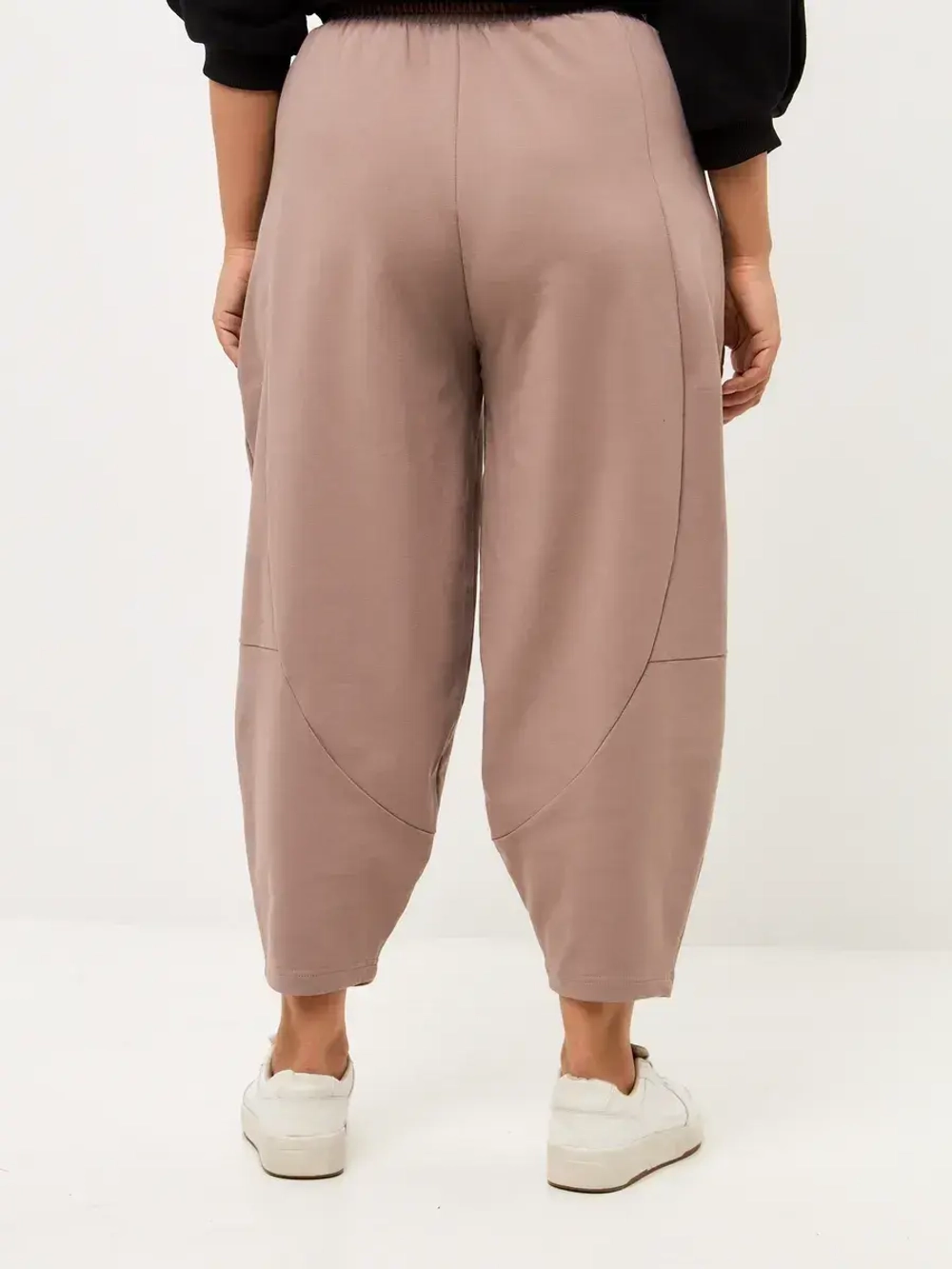 Брюки бананы трикотажные с декоративными швами