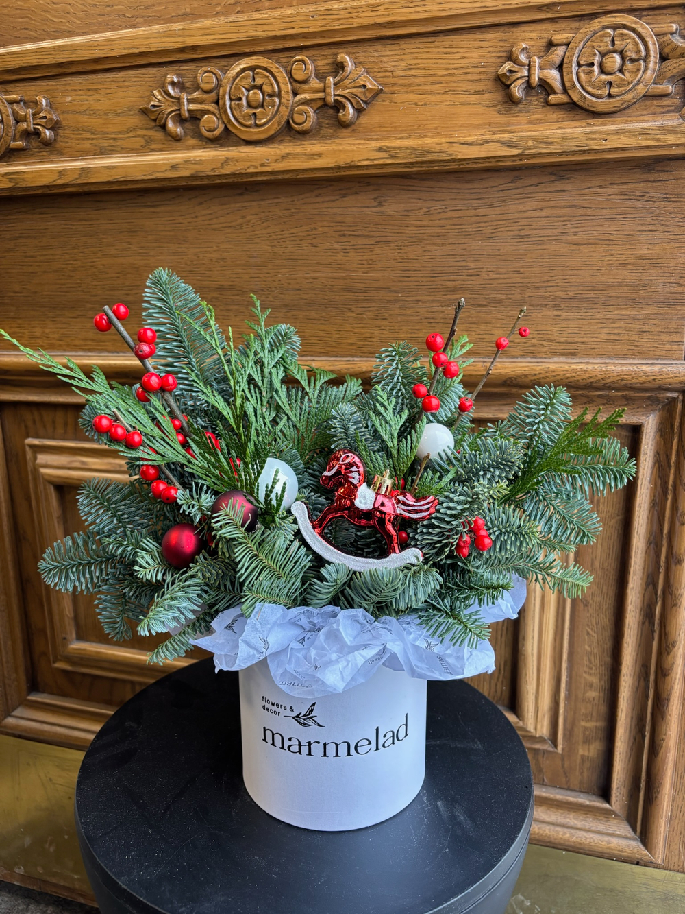 Композиция из хвои с новогодней игрушкой