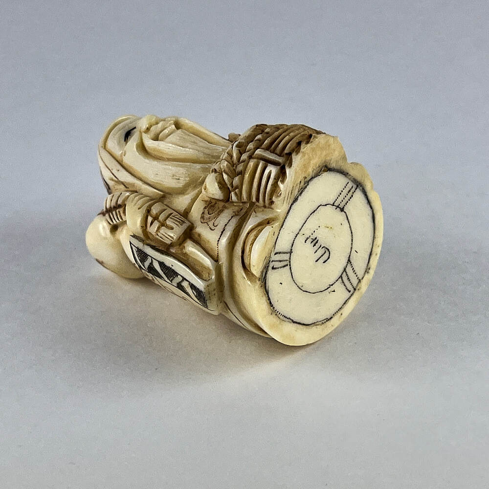 Статуэтка нэцкэ Фукурокудзю с тыквой-горлянкой и корзиной цветов