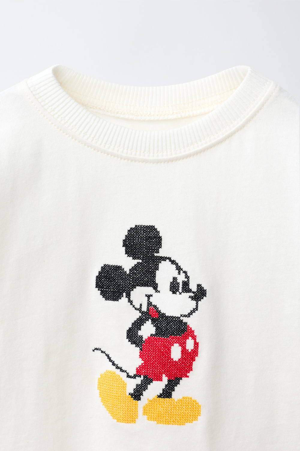 ZARA ФУТБОЛКА С ВЫШИВКОЙ КРЕСТИКОМ «МИККИ МАУС» © DISNEY, ЖЕЛТОВАТО-БЕЛЫЙ
