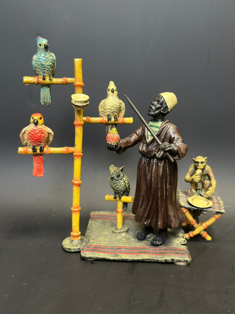 Бронзовая скульптура в стиле Венской бронзы «Дрессировщик попугаев»