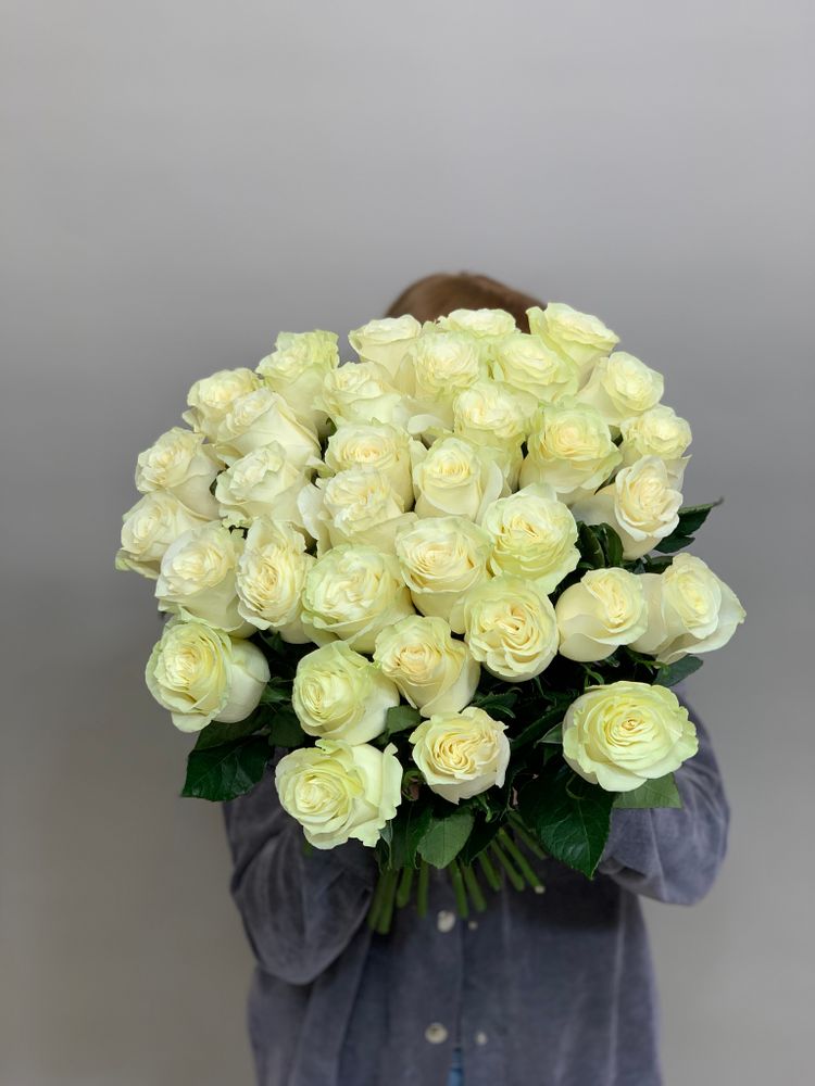 Букет 35 белых роз Эквадор 60см в ленте