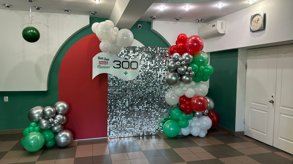 Фотозона из воздушных шаров с блестящей стеной, пайетка серебро №3431