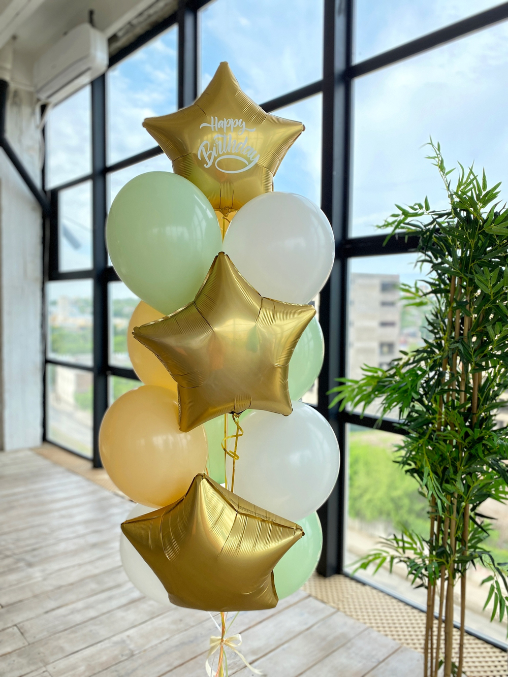 Связка золотых воздушных шаров со звездами
