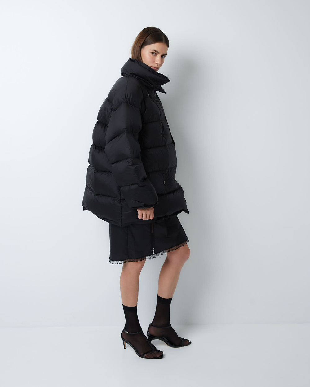 Пуховик двубортный укороченный из итальянского нейлона черный
