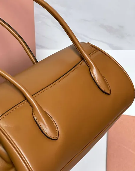 Cумку MIU MIU с двойной ручкой в коричневом цвете