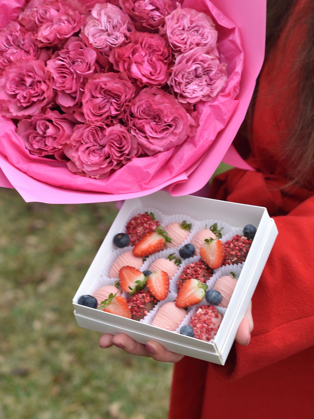 Букет из пионовидных роз «Purpur» 15 шт и клубника в шоколаде