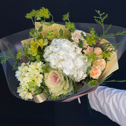 Букет из гортензии, хризантемы и брассики