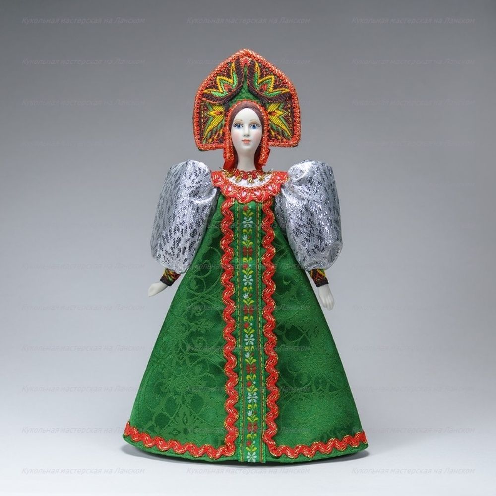 Сувенирная кукла в крестьянском наряде в двурогом кокошнике