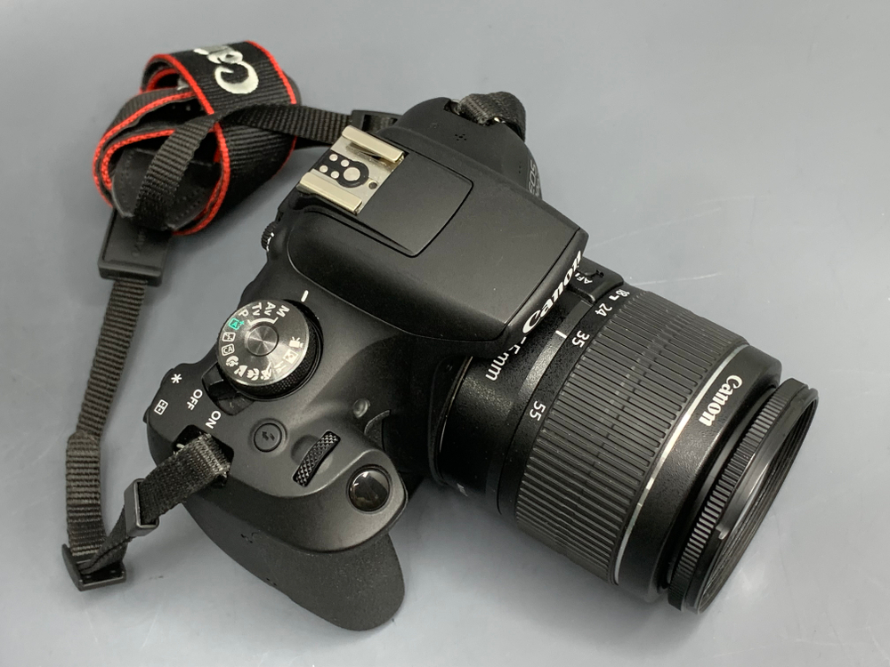 Canon EOS 2000D Kit 18-55mm 3.5-5.6 III 400 кадров