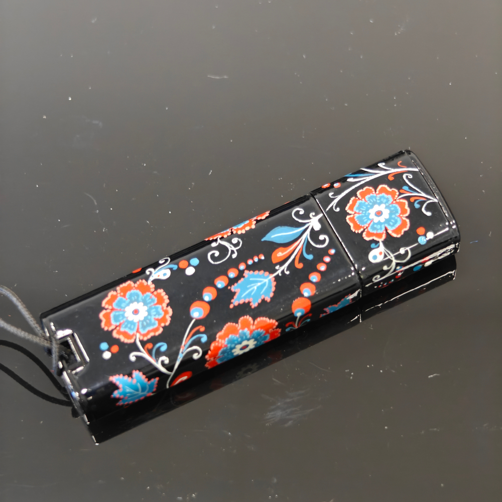 Флешка USB в футляре с ручной росписью "Цветы России"
