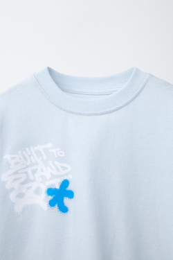 ZARA ФУТБОЛКА С ПРИНТОМ ГРАФФИТИ, ГОЛУБОЙ