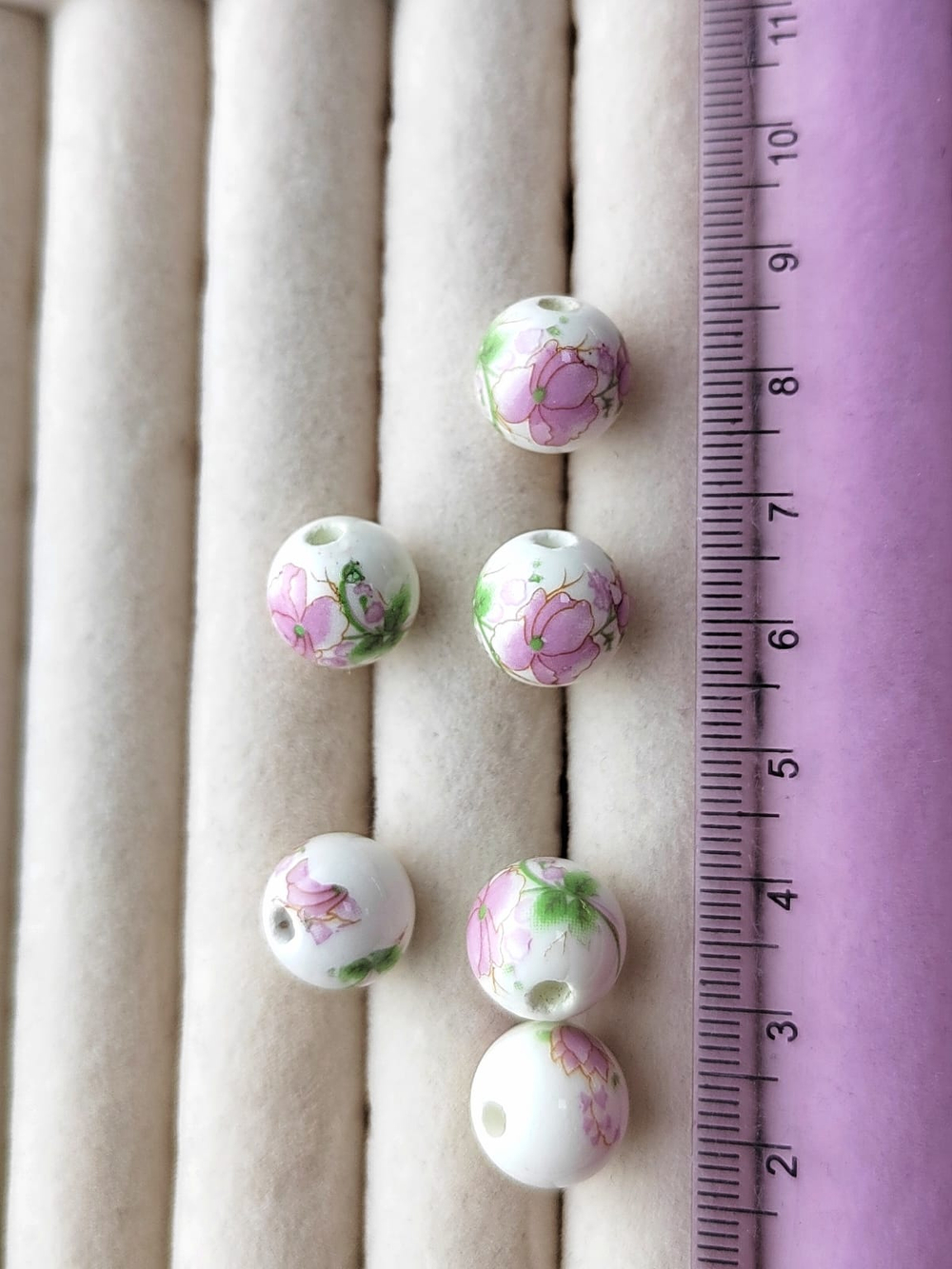 25704-7 Бусина керамическая 12мм, белый/розовый