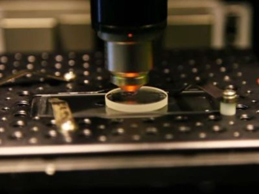 Учёные записали геном человека на «вечный» оптический накопитель