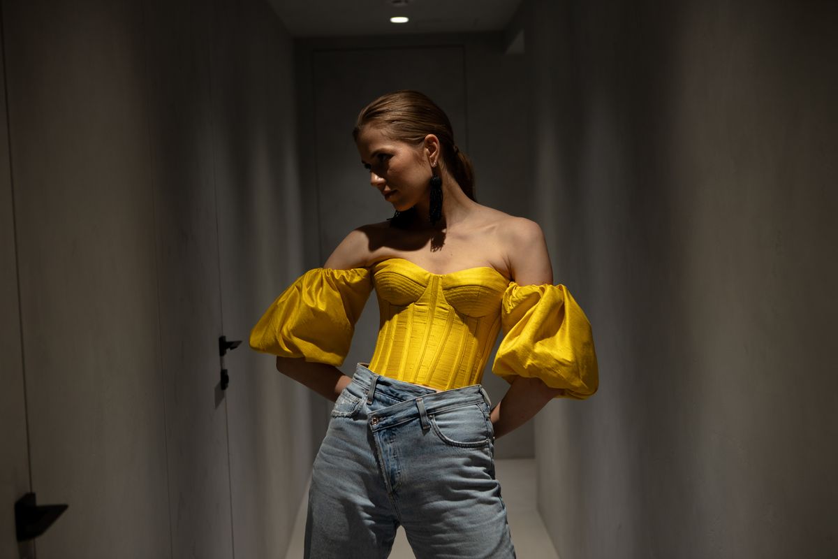 Шелковый топ с объемными рукавами