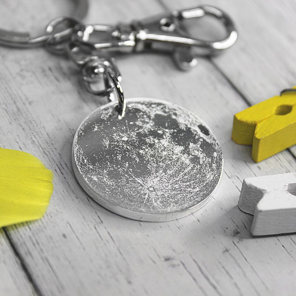 Серебряный брелок Луна с гравировкой на заказ