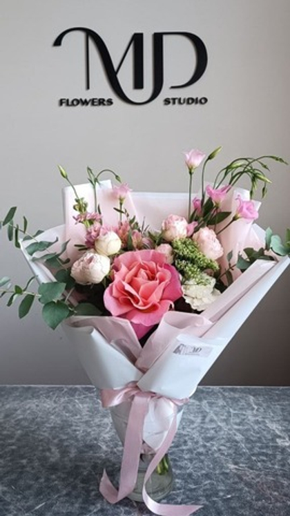 Нежный букет с французской розой, эустомой и эвкалиптом