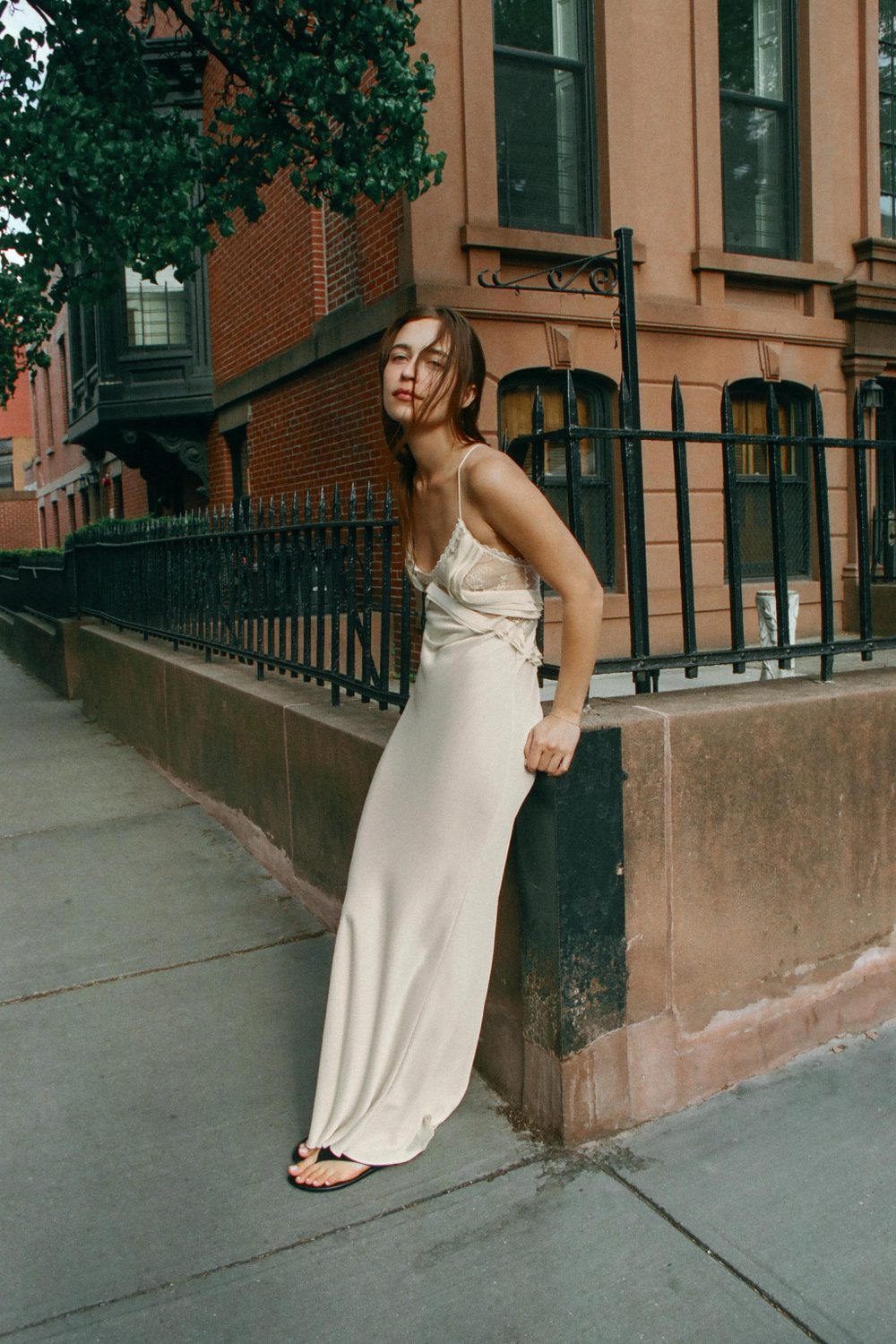 ZARA ДЛИННОЕ ПЛАТЬЕ ИЗ ЖОРЖЕТА С ВОЛАНАМИ, ЭКРЮ