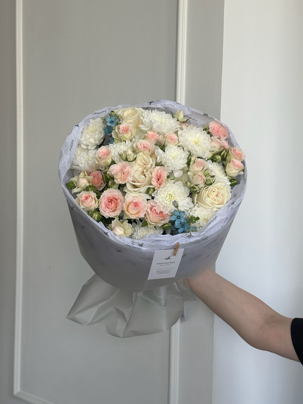 Букет из кустовых роз, одноголовых роз, хризантемы и оксипеталума