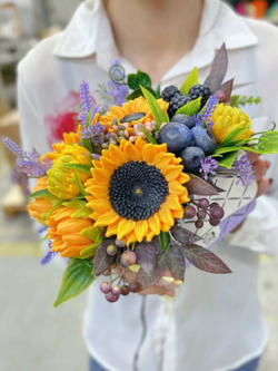 Букет «Подсолнухи и ягоды, сумочка»