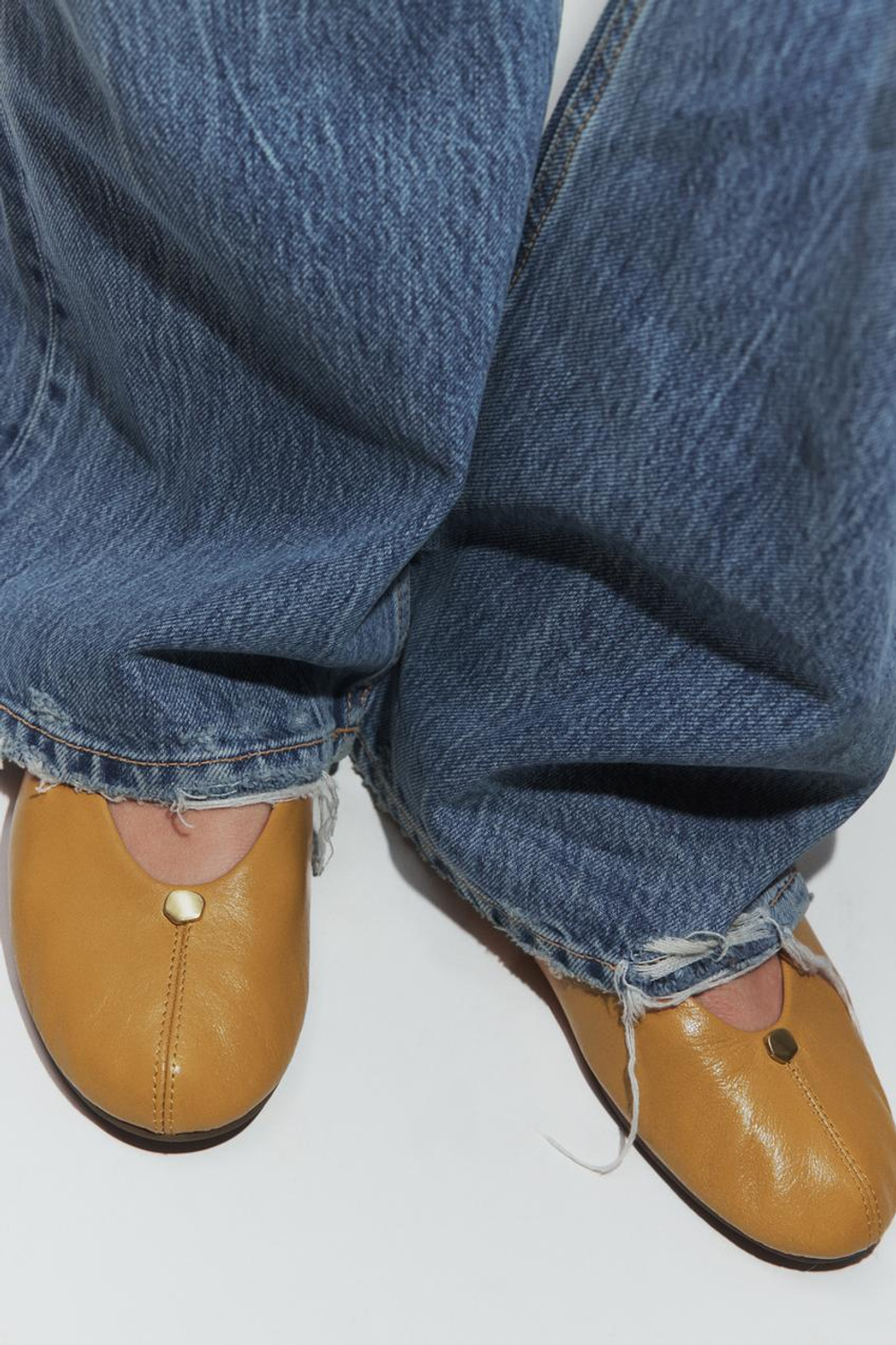 ZARA КОЖАНЫЕ БАЛЕТКИ С МЕТАЛЛИЧЕСКОЙ ДЕТАЛЬЮ, КАРАМЕЛЬНО-КОРИЧНЕВЫЙ