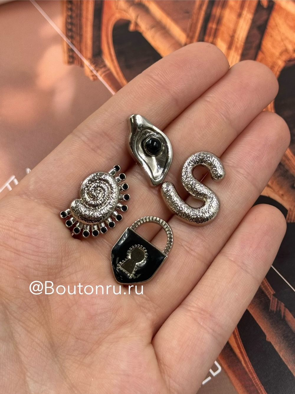 Пуговицы замочек серебристые с черной эмалью Скиапар.