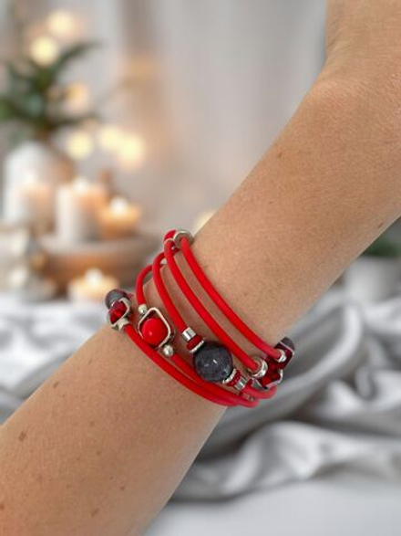 Браслет с бусинами гибкий красный