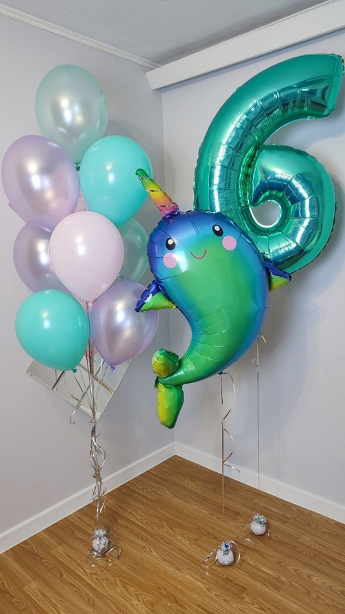 Воздушный шар нарвал с большой бирюзовой цифрой и перламутровыми шарами