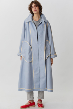 Объемный плащ из голубого льна