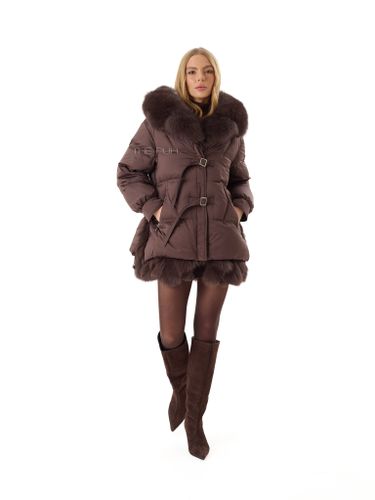 Шоколадный пуховик с ремешками и меховыми вставками