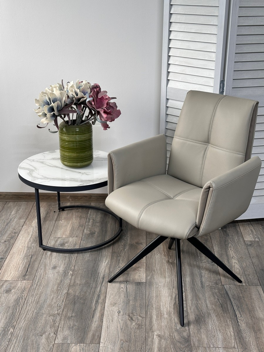 Стул М-City DISAUR Stig поворотный на поворотный на 360 градусов, Hf017-11, Hf017-12 Бежевый, Экокожа, Черный каркас