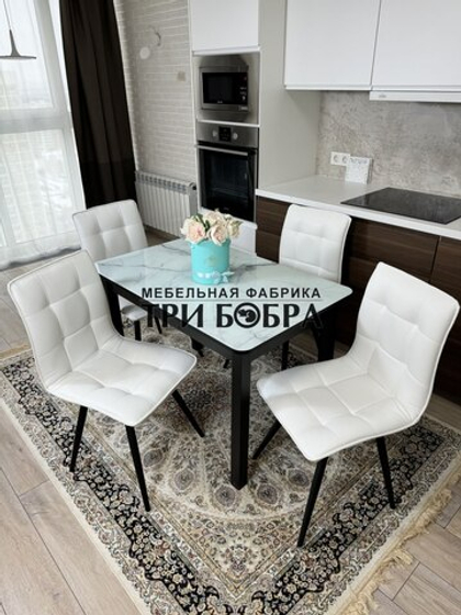 Стеклянный раздвижной стол "Итальянский мрамор" и стулья "ГУЧИ" белый