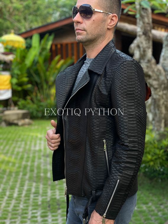 Мужская куртка косуха из черной кожи питона JT-114